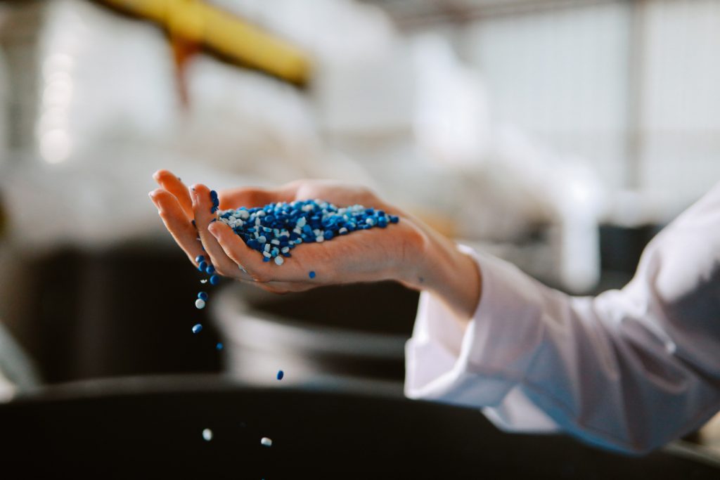 Perdirbti tinkami polikarbonato medžiagos likučiai
