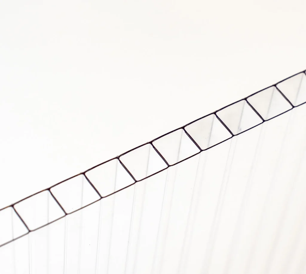 Twin-wall polycarbonate sheet structure